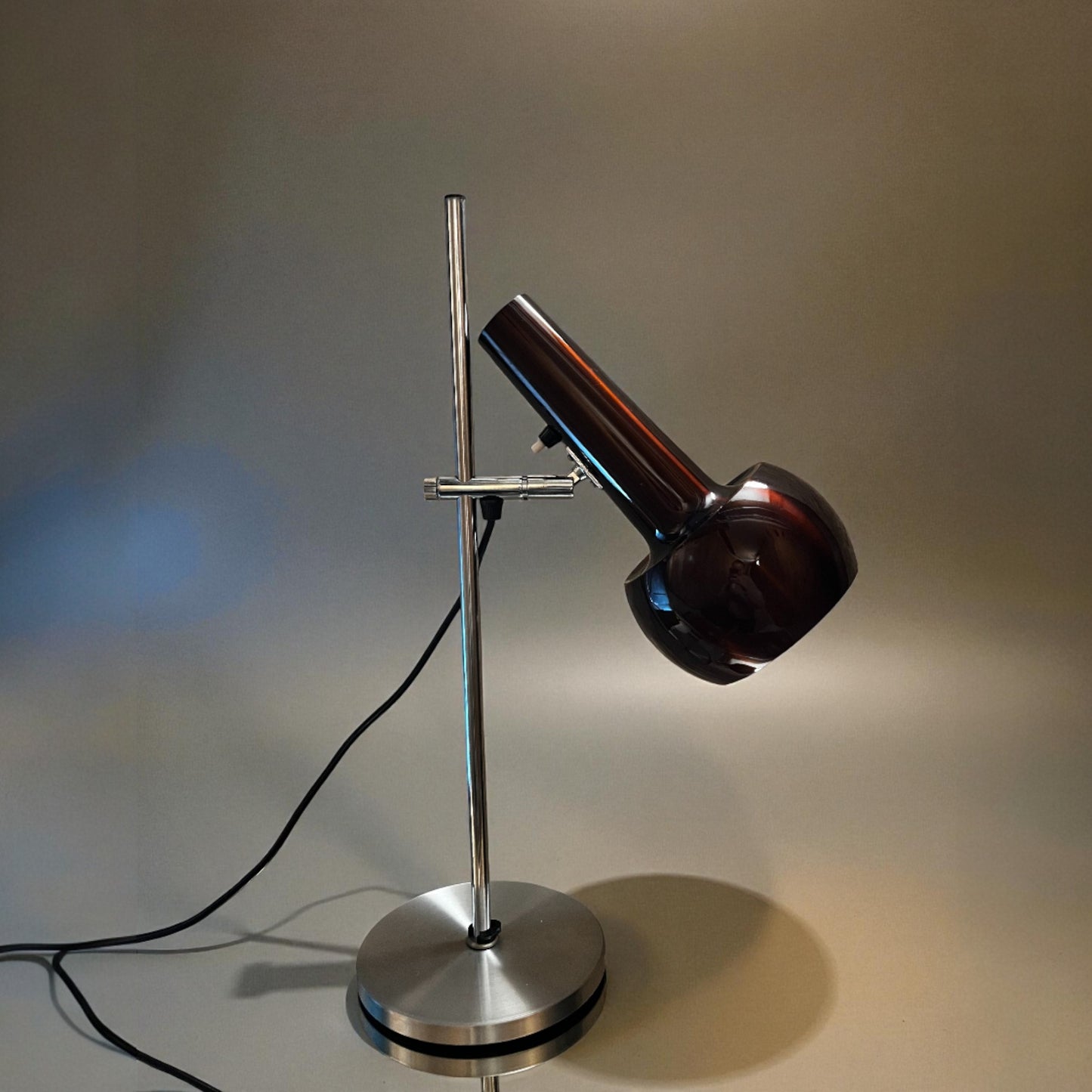 Vintage bordlampe i brunlakeret metal og krom