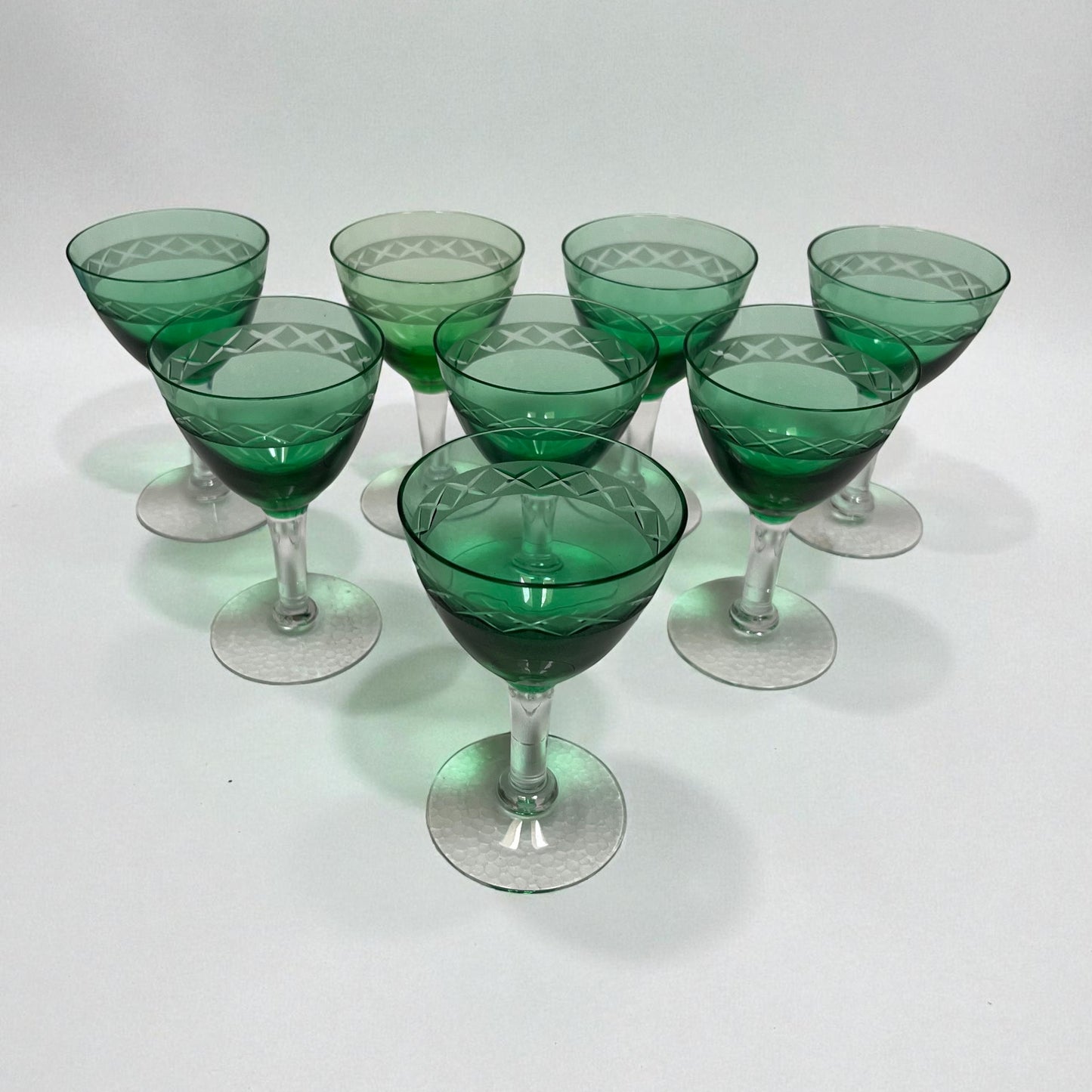 Sæt af 8 grønne vintage glas med slebet mønster