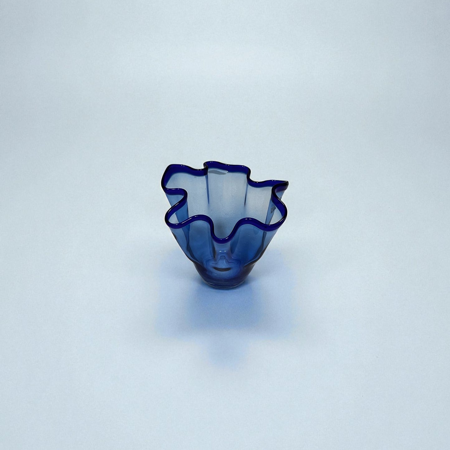 Blå mundblæst glasvase med bølget kant