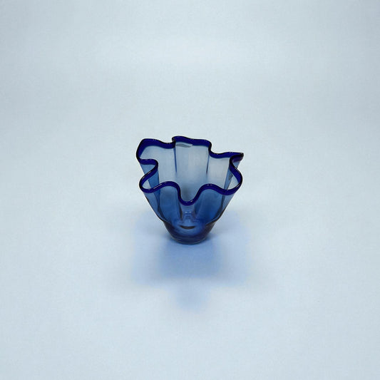 Blå mundblæst glasvase med bølget kant