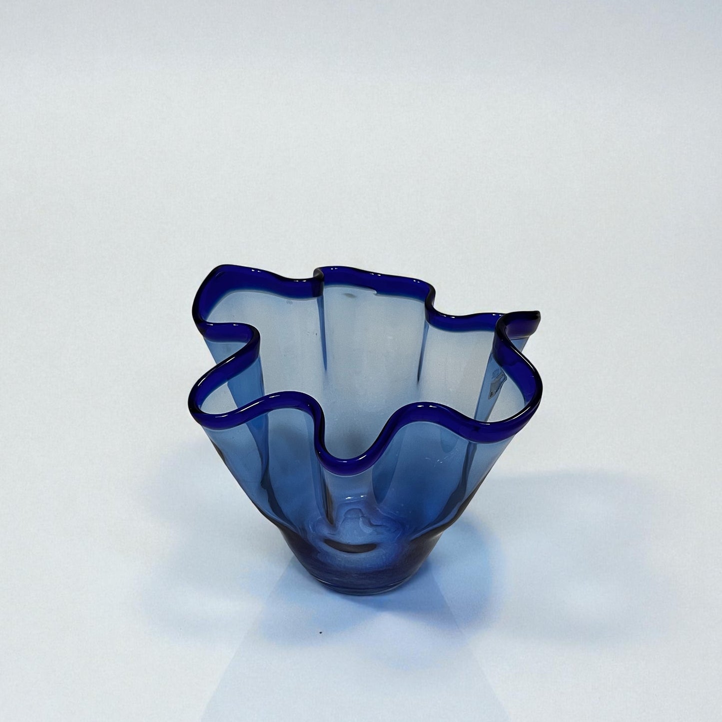 Blå mundblæst glasvase med bølget kant