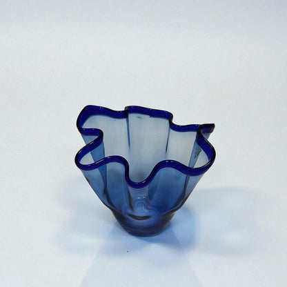 Blå mundblæst glasvase med bølget kant