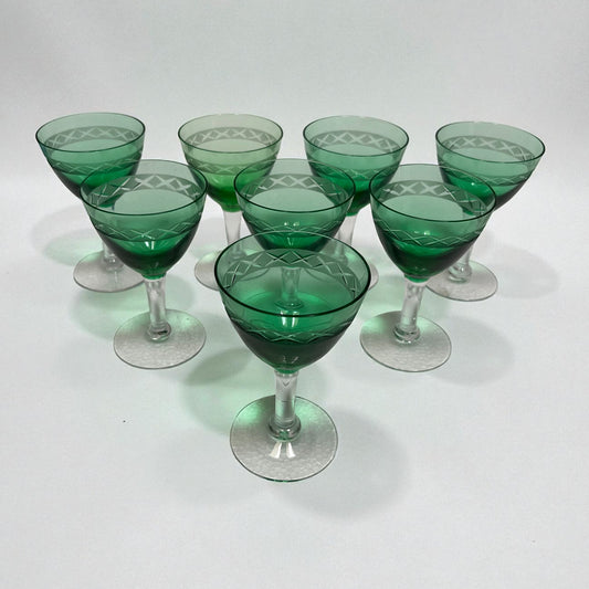 Sæt af 8 grønne vintage glas med slebet mønster
