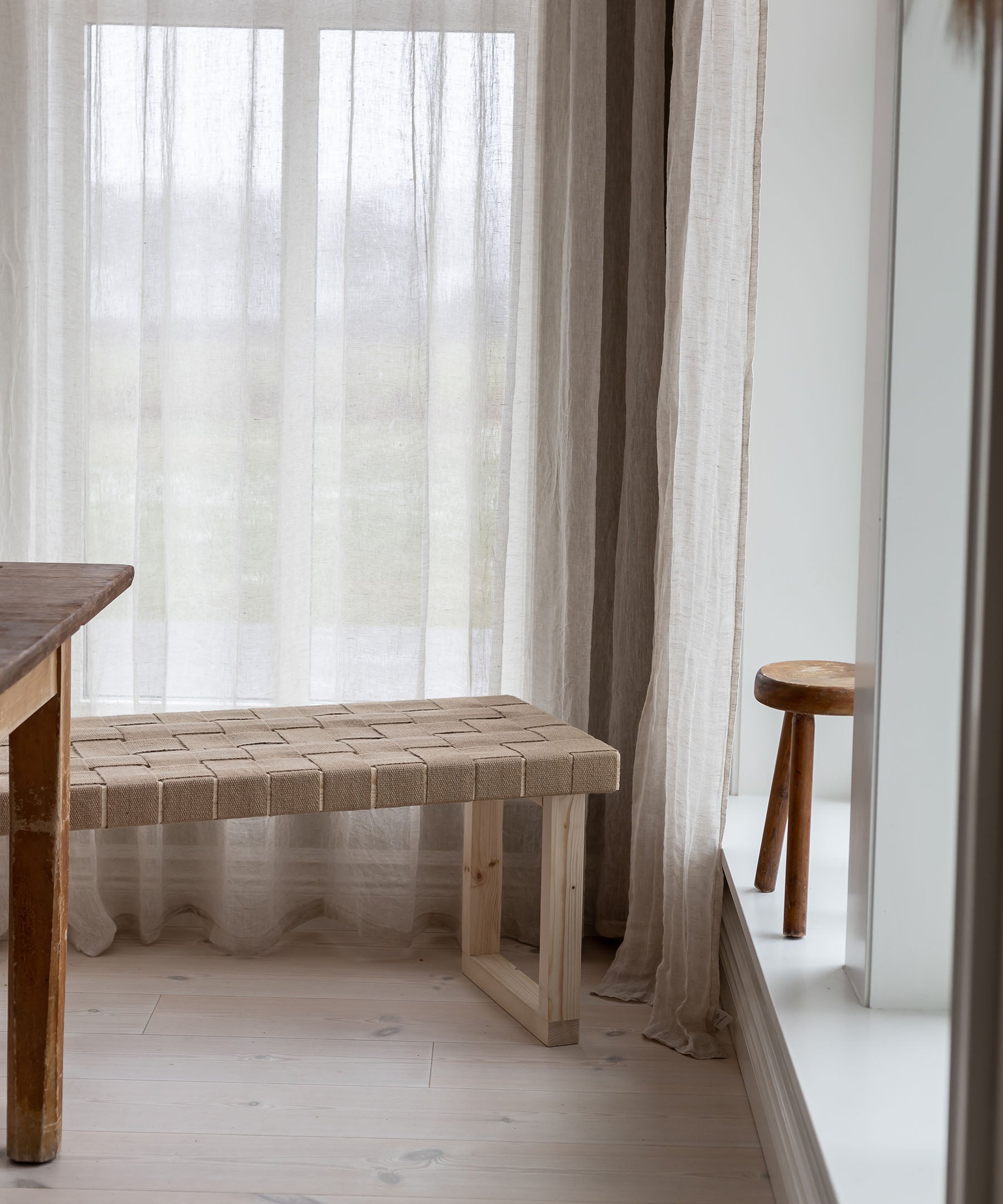 Bænk og spisebordsbænk i nordisk design, fremstillet i resttræ og håndflettet ÖKO-TEX certificeret hør