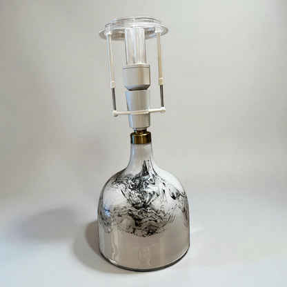 Holmegaard “Lamp Art” bordlampe – hvid glas med sort marmorering