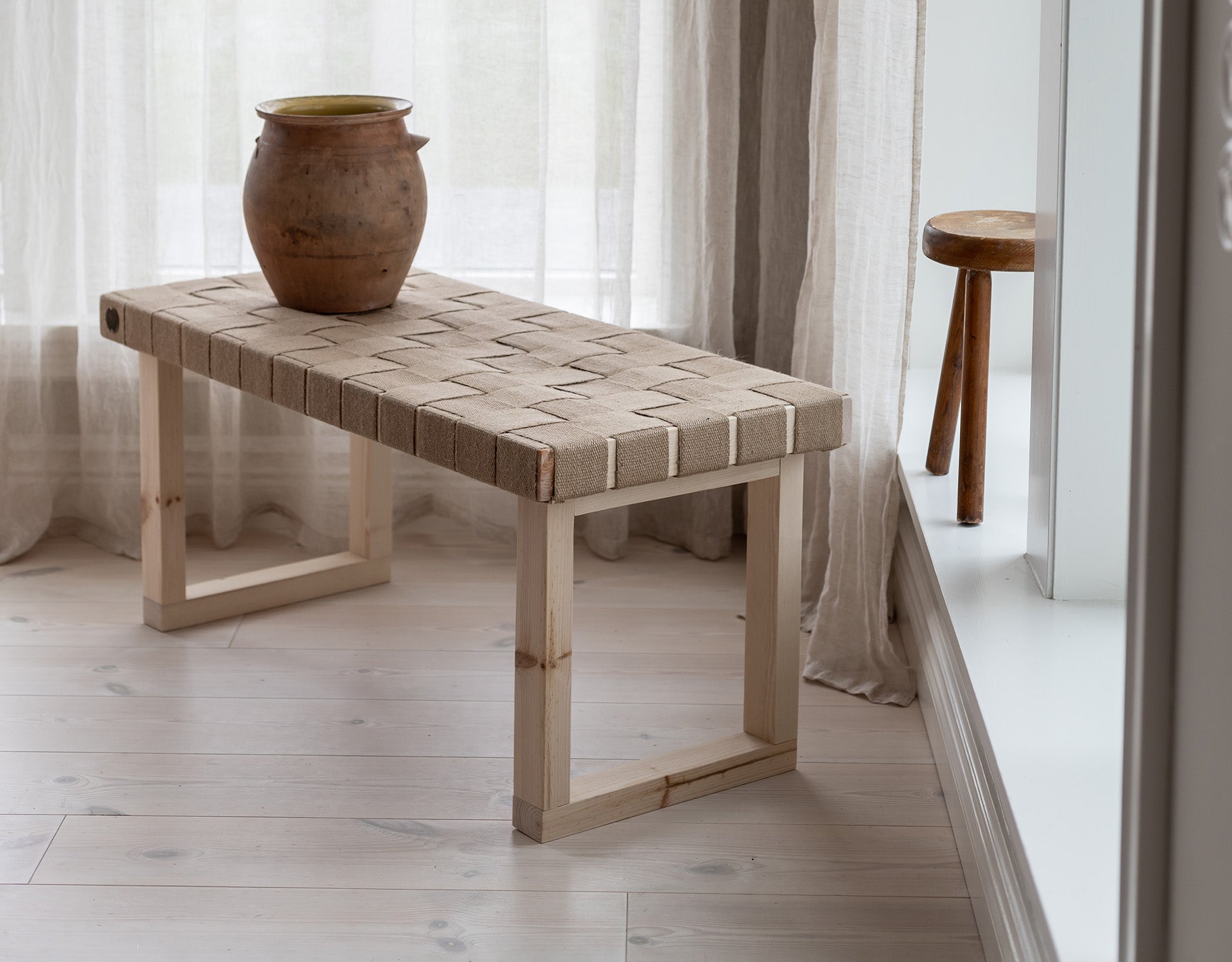 Styling af klassisk bænk til stuen, køkkenet eller entreen. Dansk fremstillet i resttræ og med håndflettede ÖKO-TEX hørremme